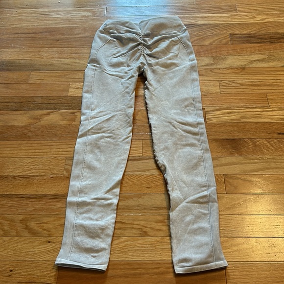 Free People Great Karma, ruched butt leggings. Ice grey gray, M/L - Picture 4 of 6